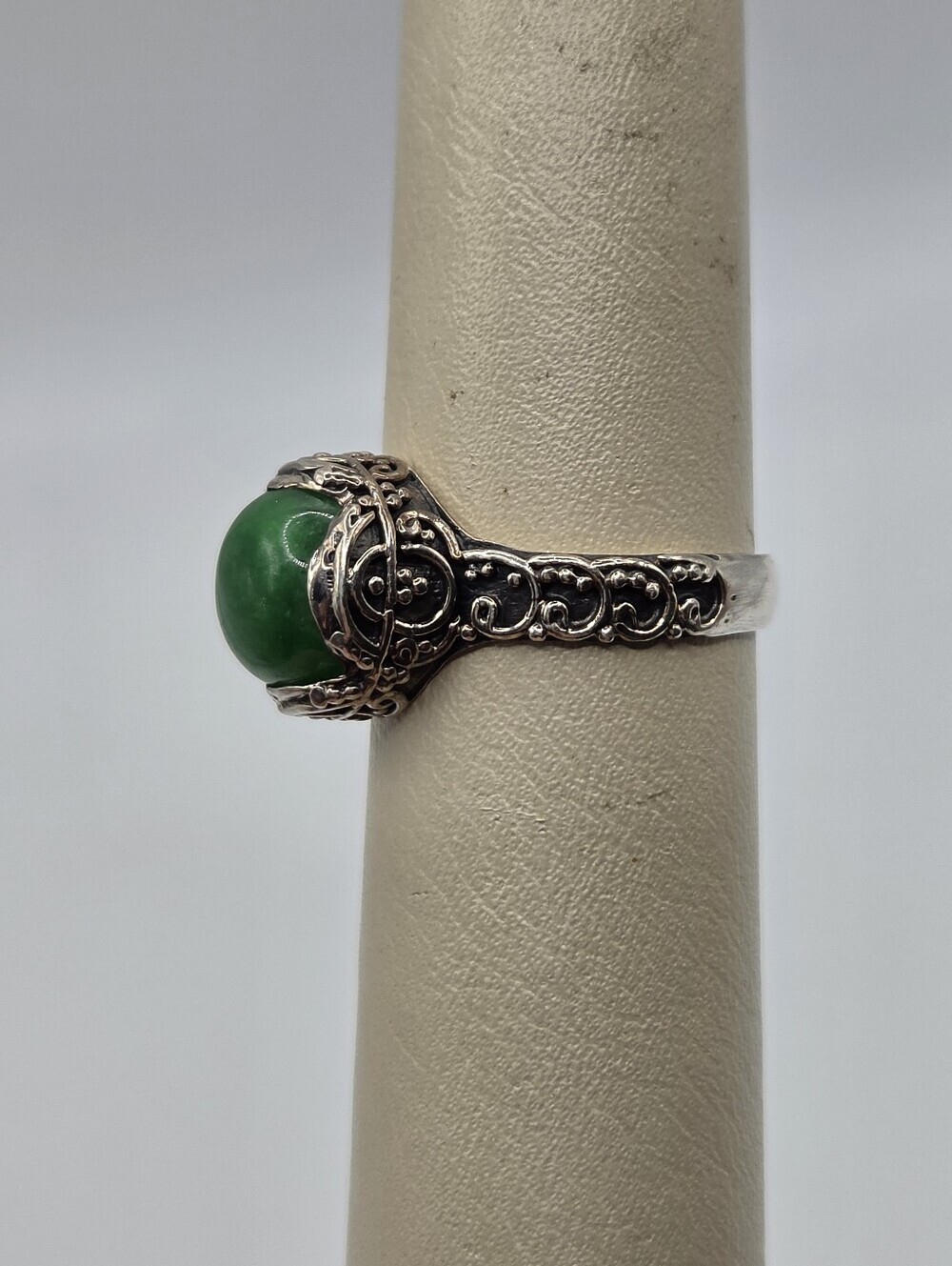 Vintage 925 Sterling Silver Burmese Green Jade Ring Size 8 Scrollwork Band - Picture 3 of 9